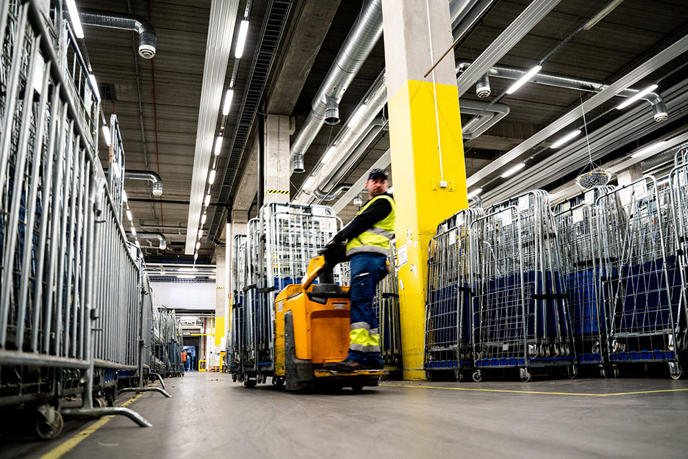 E-commerce warehouse fulfilment with roll containers